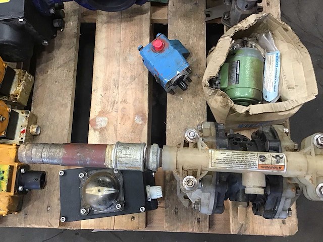 Pallets met afsluiters en toebehoren voor afsluiters (2x) - afbeelding 4 van  7