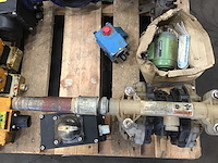 Pallets met afsluiters en toebehoren voor afsluiters (2x) - afbeelding 4 van  7