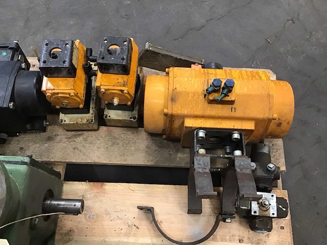 Pallets met afsluiters en toebehoren voor afsluiters (2x) - afbeelding 5 van  7