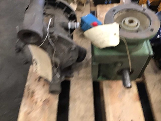 Pallets met afsluiters en toebehoren voor afsluiters (2x) - afbeelding 6 van  7