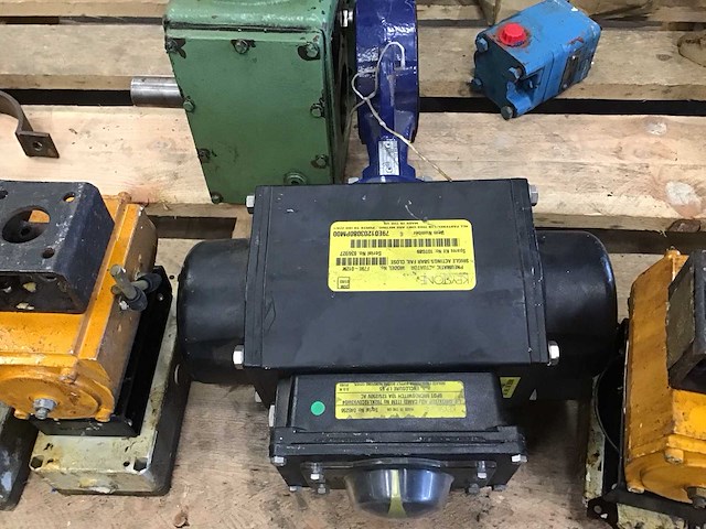 Pallets met afsluiters en toebehoren voor afsluiters (2x) - afbeelding 7 van  7