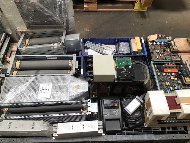 Pallets met computermaterialen (4x) - afbeelding 2 van  13