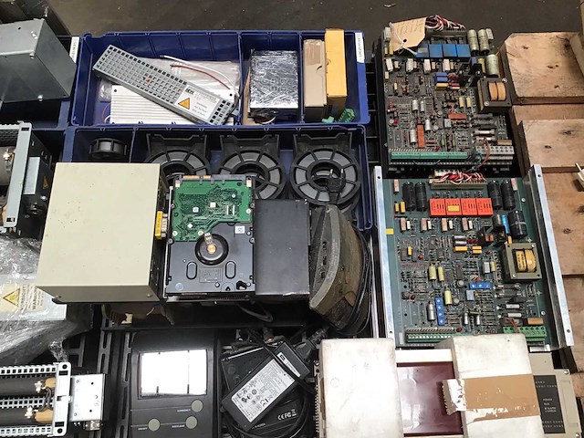 Pallets met computermaterialen (4x) - afbeelding 4 van  13