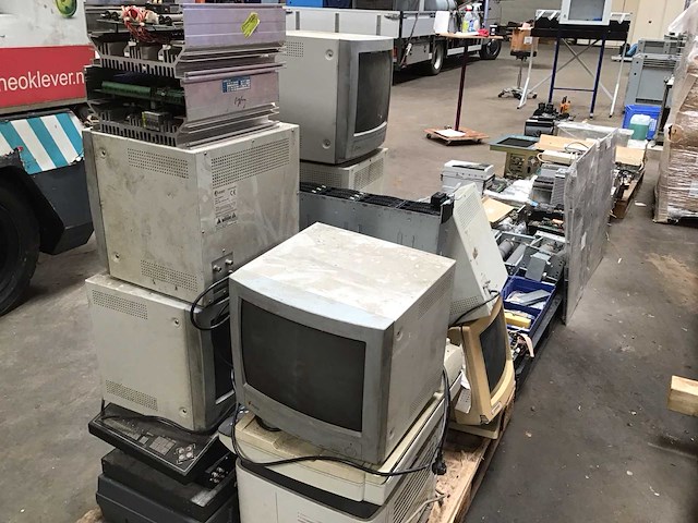 Pallets met computermaterialen (4x) - afbeelding 5 van  13