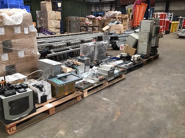 Pallets met computermaterialen (4x) - afbeelding 1 van  13