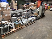 Pallets met computermaterialen (4x) - afbeelding 1 van  13