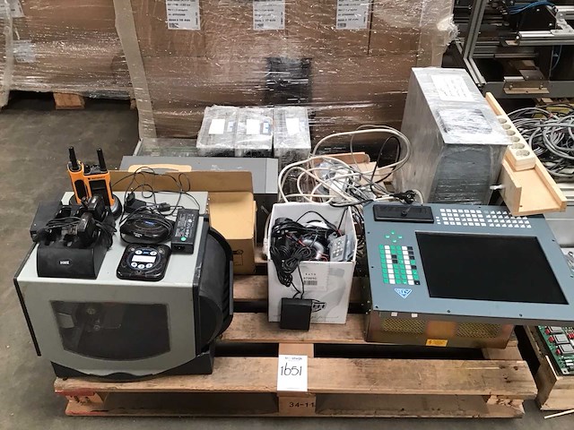 Pallets met computermaterialen (4x) - afbeelding 6 van  13