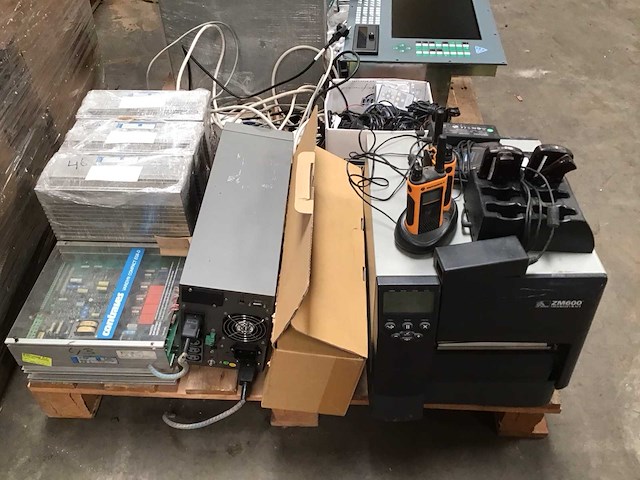 Pallets met computermaterialen (4x) - afbeelding 8 van  13