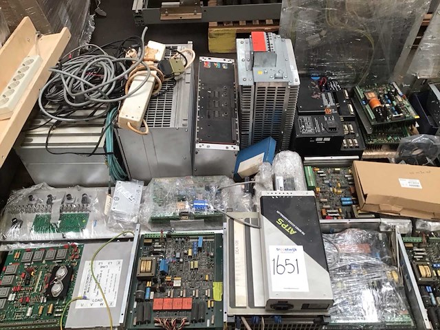 Pallets met computermaterialen (4x) - afbeelding 9 van  13