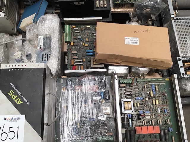 Pallets met computermaterialen (4x) - afbeelding 11 van  13