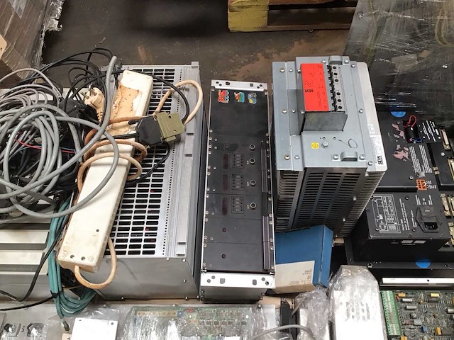 Pallets met computermaterialen (4x) - afbeelding 13 van  13