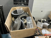 Pallets met divers kunststof en bevestigingsmaterialen (8x) - afbeelding 2 van  23