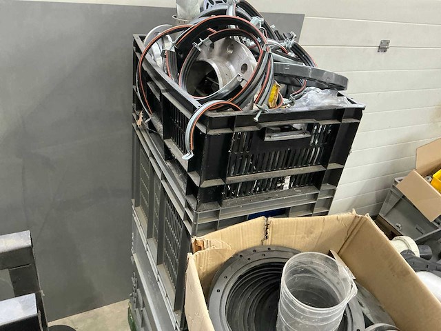 Pallets met divers kunststof en bevestigingsmaterialen (8x) - afbeelding 3 van  23