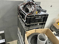 Pallets met divers kunststof en bevestigingsmaterialen (8x) - afbeelding 3 van  23