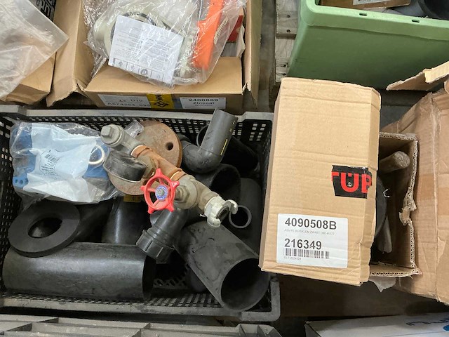 Pallets met divers kunststof en bevestigingsmaterialen (8x) - afbeelding 4 van  23