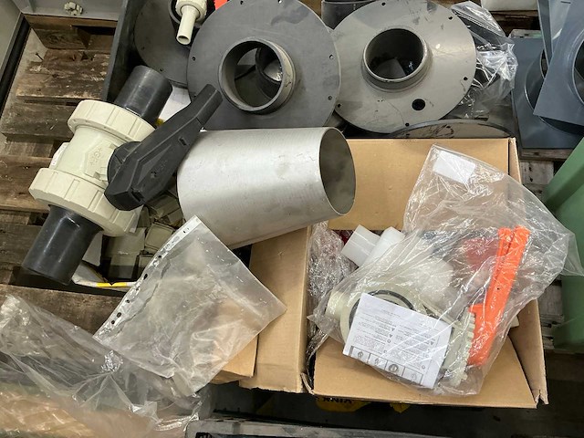 Pallets met divers kunststof en bevestigingsmaterialen (8x) - afbeelding 5 van  23