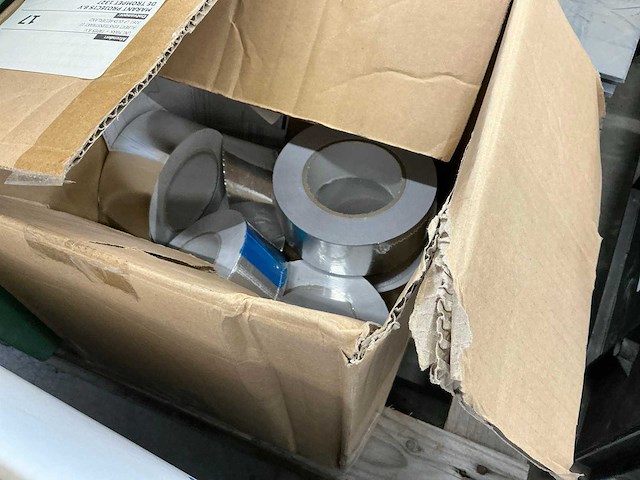 Pallets met divers kunststof en bevestigingsmaterialen (8x) - afbeelding 8 van  23