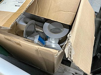 Pallets met divers kunststof en bevestigingsmaterialen (8x) - afbeelding 8 van  23