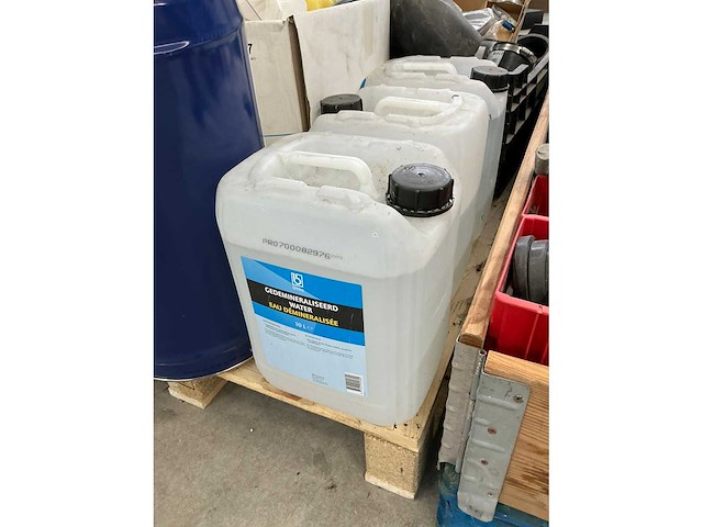 Pallets met divers kunststof en bevestigingsmaterialen (8x) - afbeelding 9 van  23