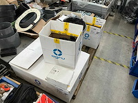 Pallets met divers kunststof en bevestigingsmaterialen (8x) - afbeelding 11 van  23