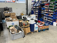 Pallets met divers kunststof en bevestigingsmaterialen (8x) - afbeelding 1 van  23