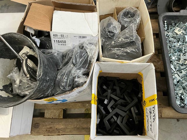 Pallets met divers kunststof en bevestigingsmaterialen (8x) - afbeelding 14 van  23