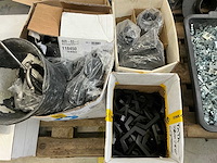 Pallets met divers kunststof en bevestigingsmaterialen (8x) - afbeelding 14 van  23