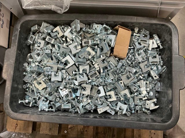 Pallets met divers kunststof en bevestigingsmaterialen (8x) - afbeelding 15 van  23