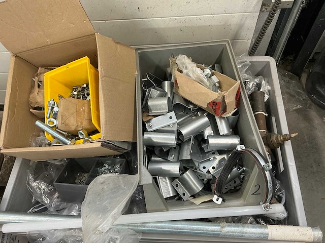 Pallets met divers kunststof en bevestigingsmaterialen (8x) - afbeelding 16 van  23