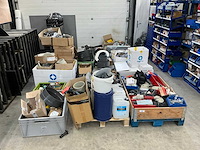 Pallets met divers kunststof en bevestigingsmaterialen (8x) - afbeelding 12 van  23