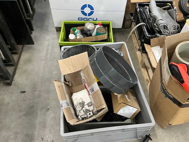 Pallets met divers kunststof en bevestigingsmaterialen (8x) - afbeelding 17 van  23