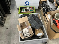 Pallets met divers kunststof en bevestigingsmaterialen (8x) - afbeelding 17 van  23