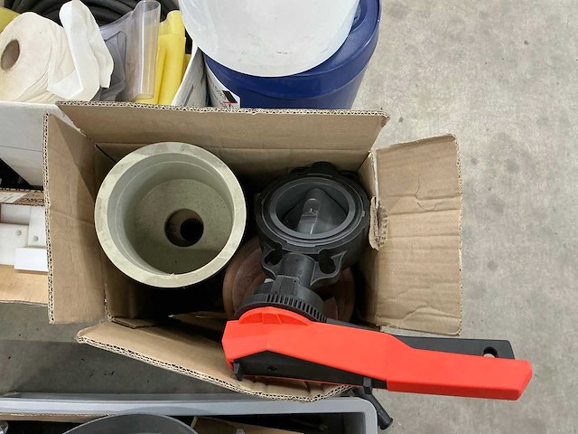 Pallets met divers kunststof en bevestigingsmaterialen (8x) - afbeelding 19 van  23