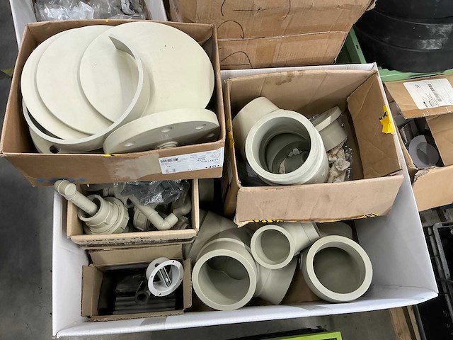 Pallets met divers kunststof en bevestigingsmaterialen (8x) - afbeelding 20 van  23