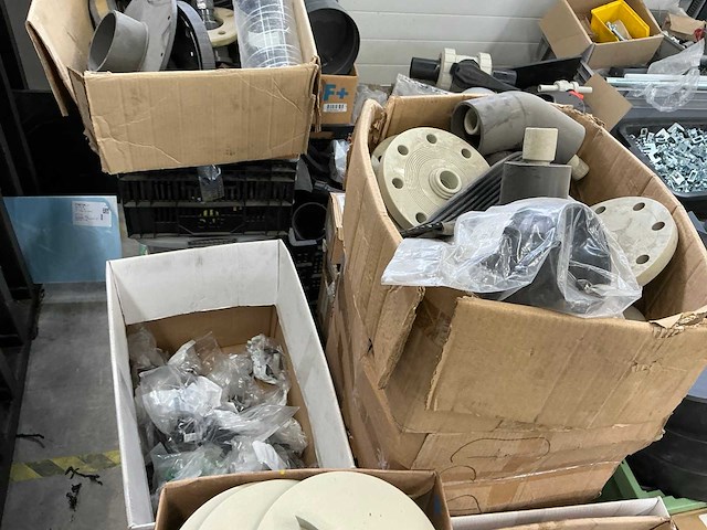 Pallets met divers kunststof en bevestigingsmaterialen (8x) - afbeelding 21 van  23