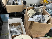 Pallets met divers kunststof en bevestigingsmaterialen (8x) - afbeelding 21 van  23