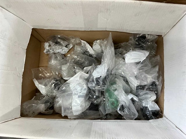 Pallets met divers kunststof en bevestigingsmaterialen (8x) - afbeelding 22 van  23