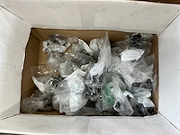 Pallets met divers kunststof en bevestigingsmaterialen (8x) - afbeelding 22 van  23