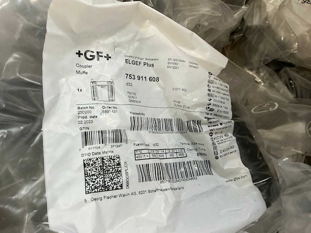 Pallets met divers kunststof en bevestigingsmaterialen (8x) - afbeelding 23 van  23