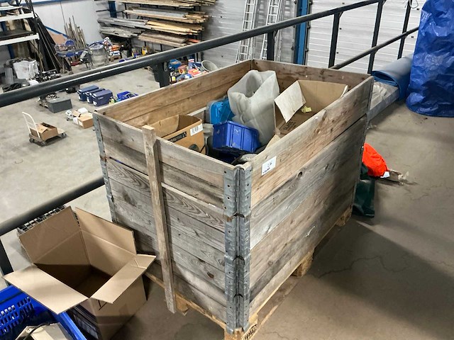 Pallets met diverse zwembadtoebehoren (3x) - afbeelding 1 van  13