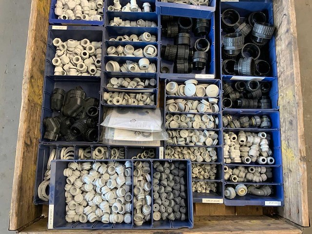 Pallets met elektra/installatie materiaal (4x) - afbeelding 2 van  11