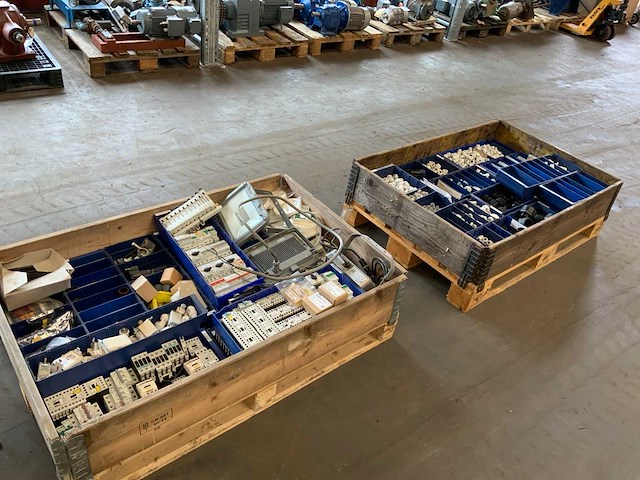 Pallets met elektra/installatie materiaal (4x) - afbeelding 4 van  11