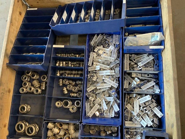 Pallets met elektra/installatie materiaal (4x) - afbeelding 6 van  11