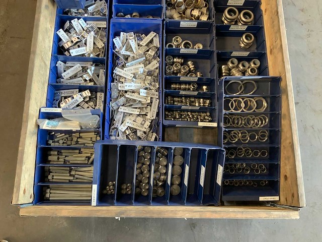 Pallets met elektra/installatie materiaal (4x) - afbeelding 7 van  11