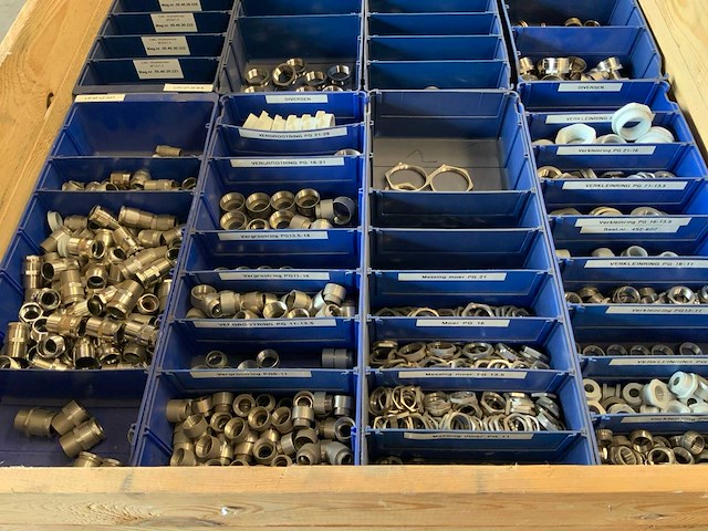 Pallets met elektra/installatie materiaal (4x) - afbeelding 8 van  11