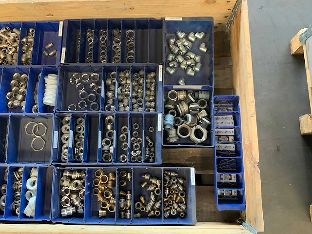 Pallets met elektra/installatie materiaal (4x) - afbeelding 9 van  11