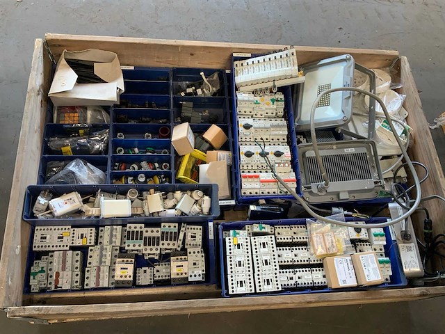 Pallets met elektra/installatie materiaal (4x) - afbeelding 10 van  11