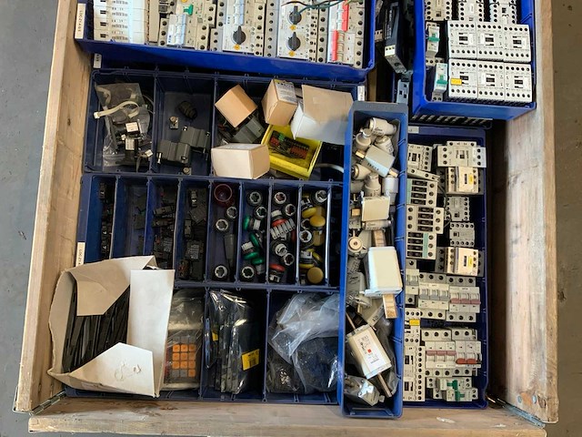 Pallets met elektra/installatie materiaal (4x) - afbeelding 11 van  11