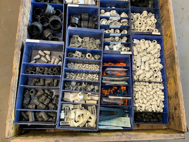 Pallets met elektra/installatie materiaal (4x) - afbeelding 3 van  11