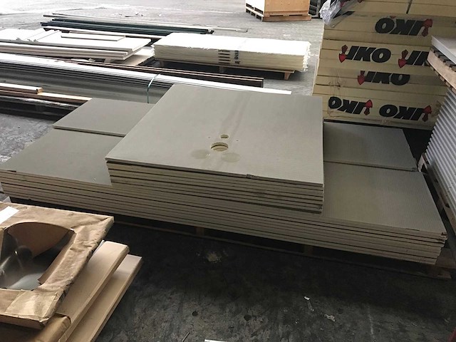 Pallets met gips en pir platen (2x) - afbeelding 1 van  5